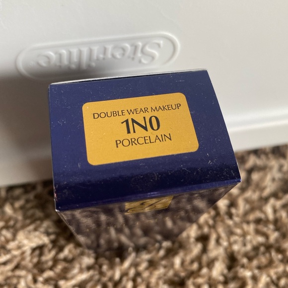 Estée Lauder - Double Wear Foundation in 1N0 - Picture 5 of 5